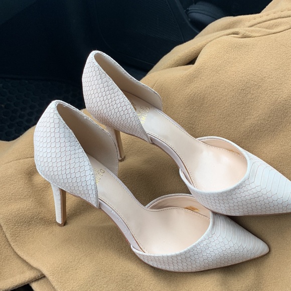 Vince Camuto cream heels. - Picture 2 of 7